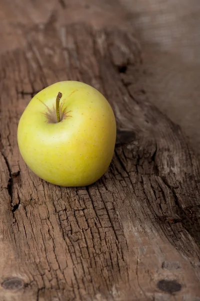 Pomme sur panneau en bois — Photo