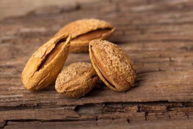 badem ahşap tahta üzerinde