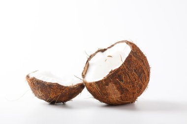 Beyaz arkaplanda hindistan cevizi