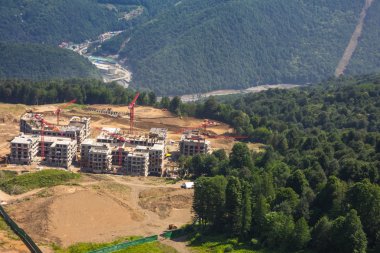 dağlarda bina