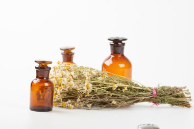 Kuru papatya ve bir şişe