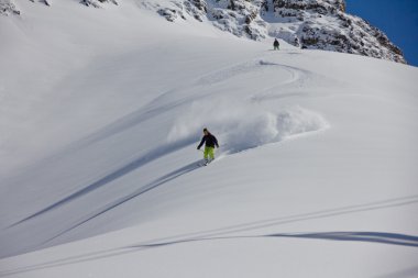derin toz, aşırı freeride kayakçı