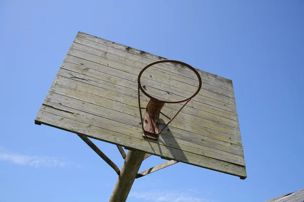 Antiguo aro de baloncesto al aire libre contra el cielo azul —  Fotos de Stock