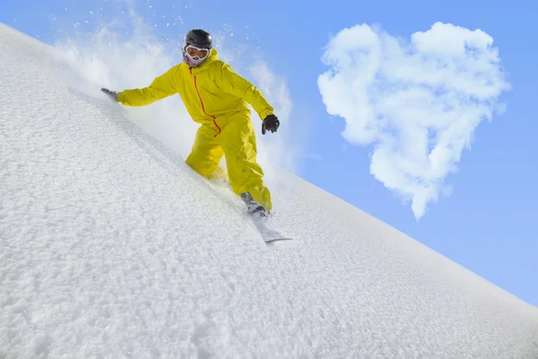 Cavaleiro de snowboard movendo-se para baixo em pó de neve — Fotografia de Stock