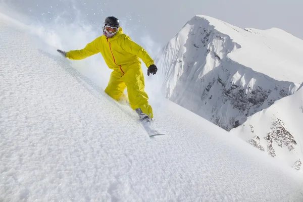 Snowboard rider naar beneden in de sneeuw poeder — Stockfoto