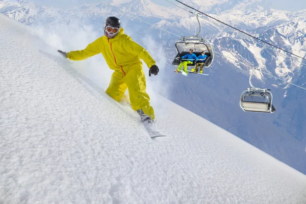 Snowboard coureur se déplaçant en poudre de neige — Photo