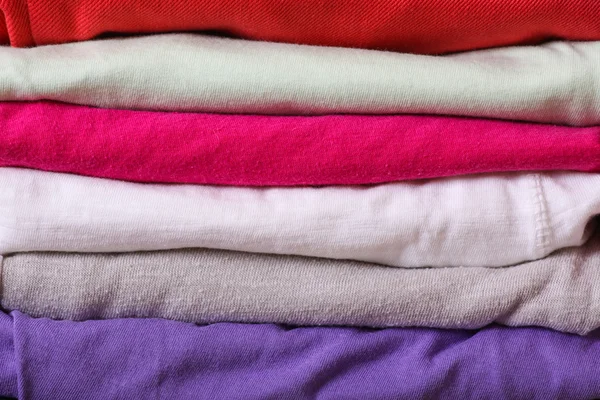 Stapel van kleurrijke kleding — Stockfoto