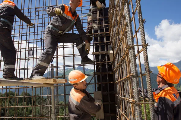 Les travailleurs font des armatures pour mur en béton — Photo