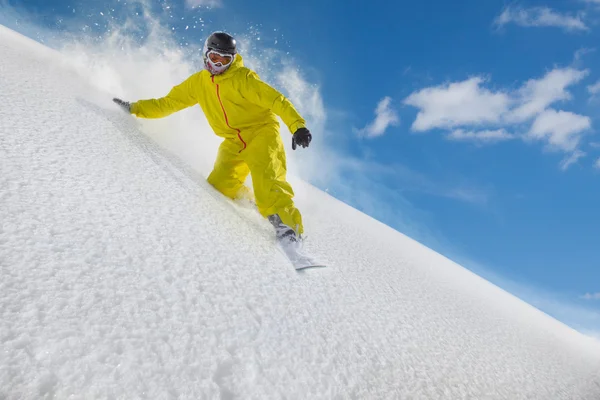 Snowboard coureur se déplaçant en poudre de neige — Photo