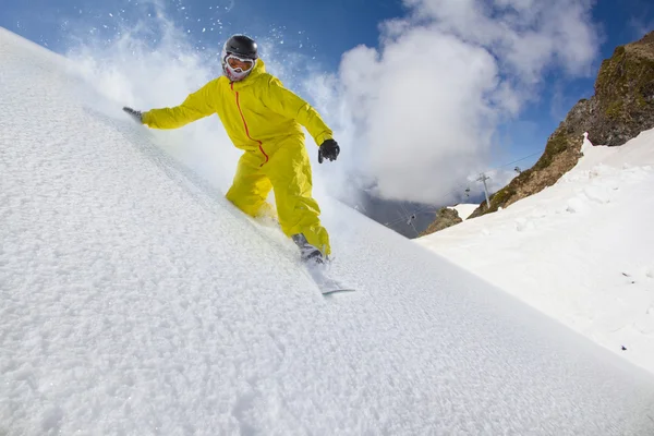 Cavaleiro de snowboard movendo-se para baixo em pó de neve — Fotografia de Stock