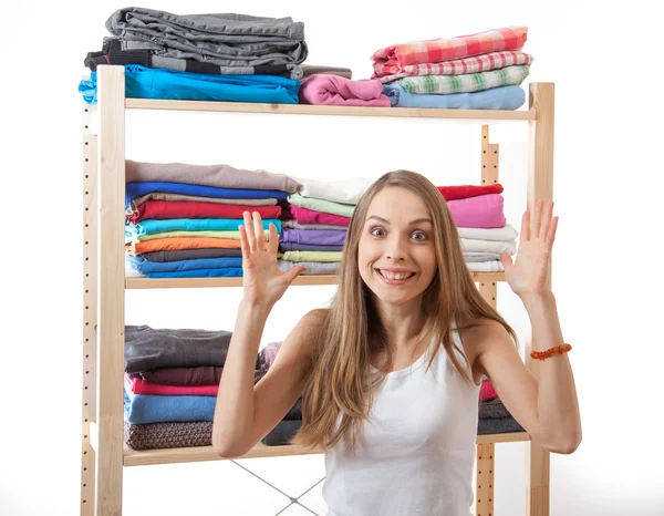 Junge Frau steht in der Nähe des Kleiderschranks — Stockfoto