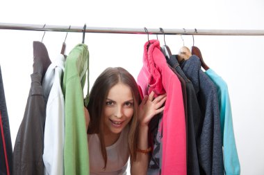 genç kadının yanına askıları ile kabin