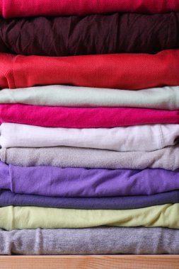 renkli elbise yığını