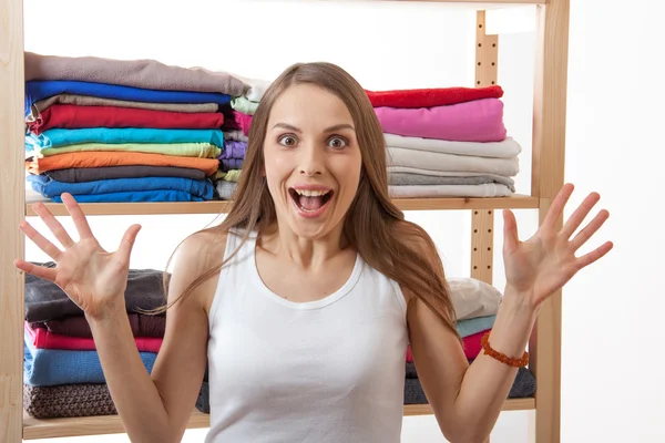 Jovem mulher de pé perto do guarda-roupa — Fotografia de Stock