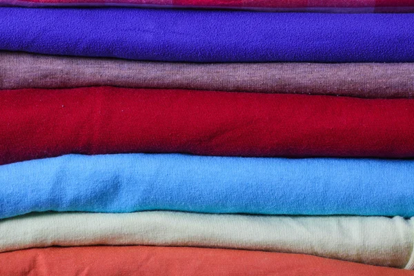 Kupie kolorowe ubrania — Zdjęcie stockowe