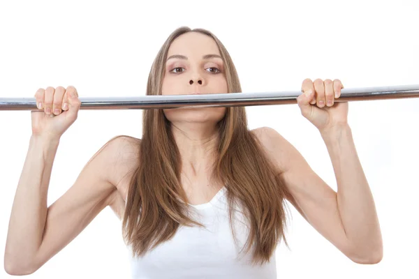 Mujer haciendo ejercicio en la barra de pull-up — Foto de Stock