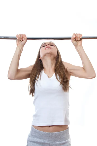 Mulher se exercitando na barra pull-up — Fotografia de Stock