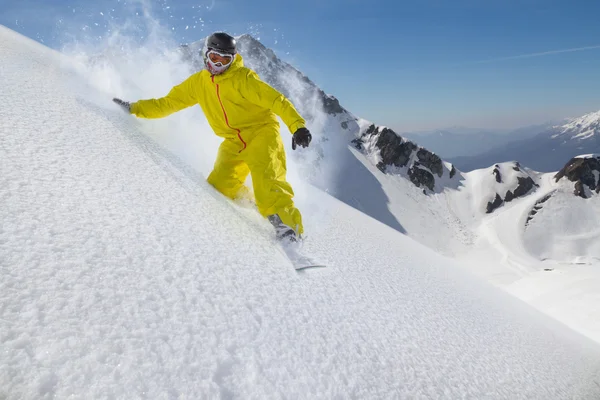 Cavaleiro de snowboard movendo-se para baixo em pó de neve — Fotografia de Stock