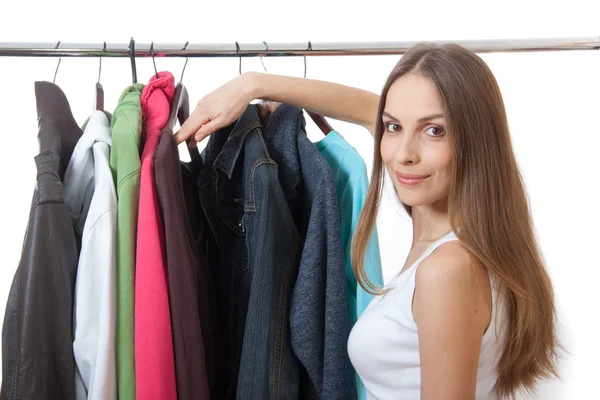 Jonge vrouw in de buurt van rack met hangers — Stockfoto