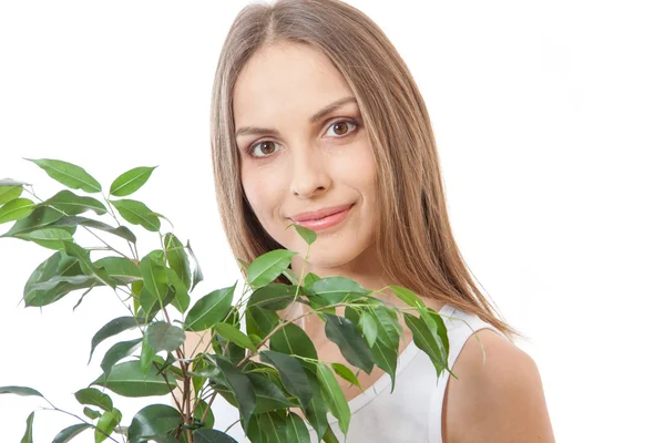 Rosto feminino atrás sorriso folhagem planta — Fotografia de Stock