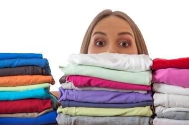 젊은 여성 의류를 가진 선반 뒤에 숨어