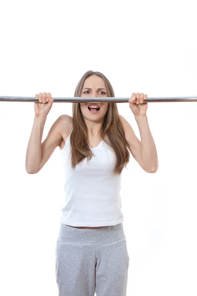 Mujer haciendo ejercicio en la barra de pull-up —  Fotos de Stock