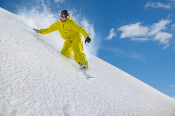 Snowboard rider in movimento verso il basso in neve in polvere — Foto Stock