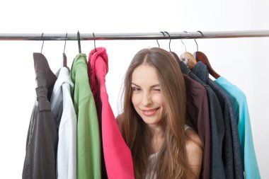 genç kadının yanına askıları ile kabin