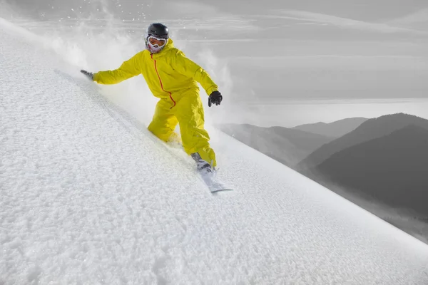 Snowboard rider in movimento verso il basso in neve in polvere — Foto Stock