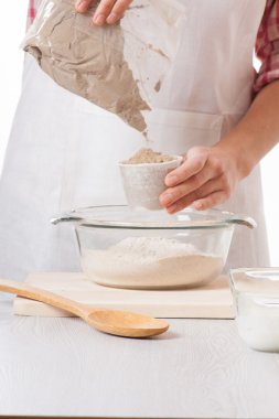 eller hamur yoğurmak