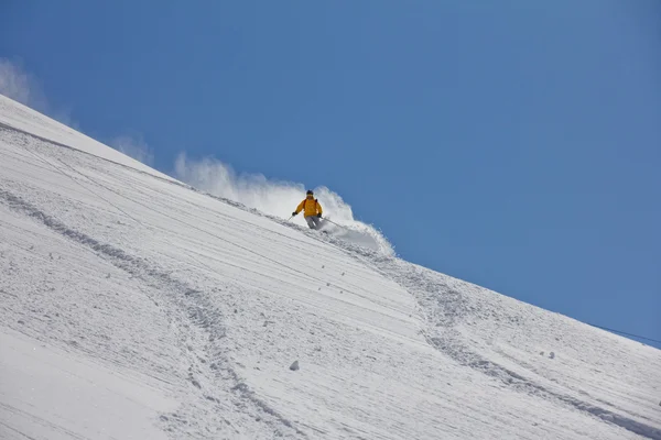 Esquiador en polvo profundo, freeride extremo — Foto de Stock