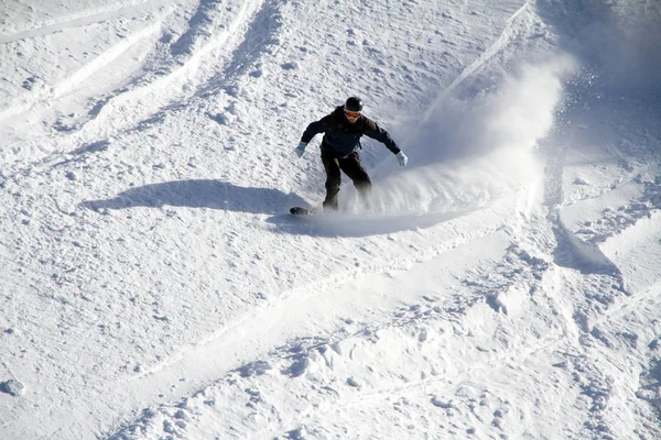 Snowboard freerider in de bergen — Stockfoto