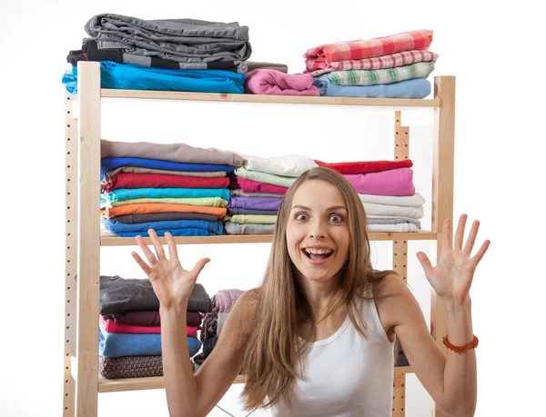 Jovem mulher de pé perto do guarda-roupa — Fotografia de Stock