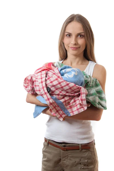 Junge Frau mit einem Stapel Kleidung — Stockfoto