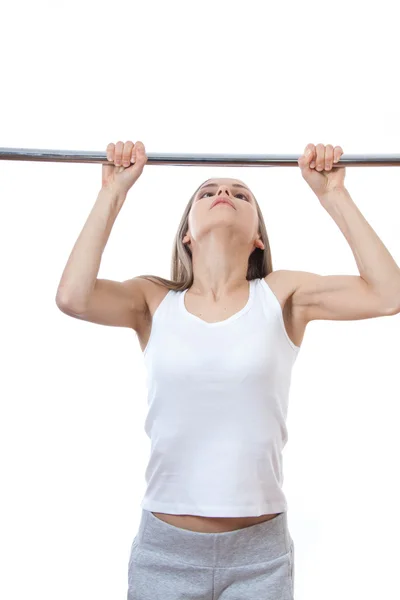 Vrouw uitoefenen op pull-up bar — Stockfoto