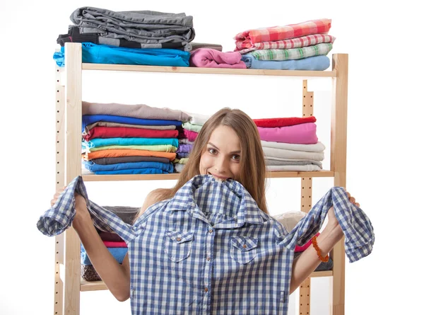 Mujer joven elige ropa — Foto de Stock