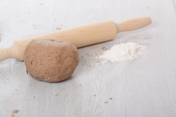 Dough with rolling pin on the table. — Stock Photo, Image