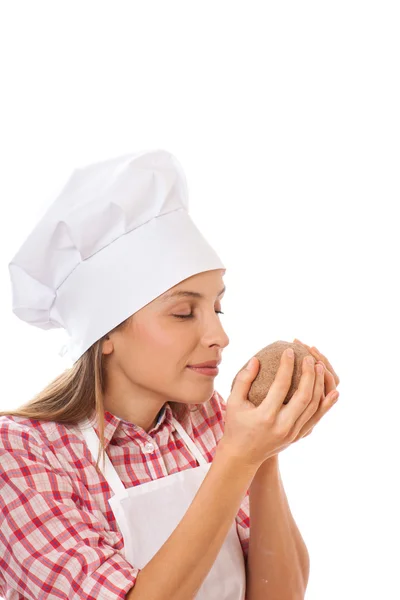 Baker cheirando massa de pão para verificar a qualidade — Fotografia de Stock