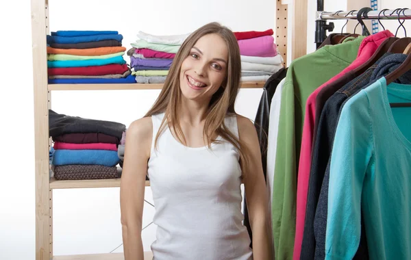 Young woman chooses clothes — Stock Photo, Image