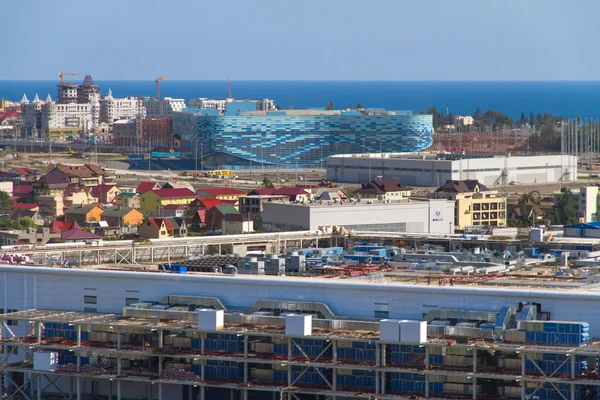 SOCHI, VENÄJÄ - kesäkuu 20, 2013: Stadionin rakentaminen "Iceberg ." — kuvapankkivalokuva