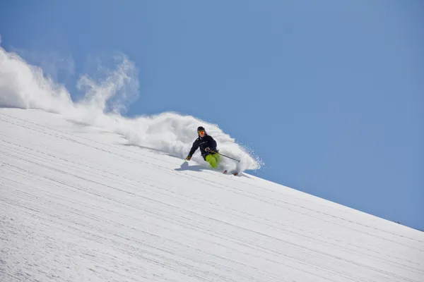 derin toz, aşırı freeride kayakçı