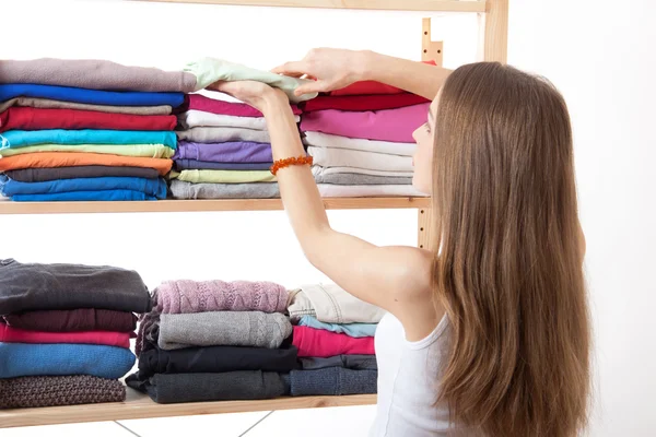 Junge Frau steht in der Nähe des Kleiderschranks — Stockfoto