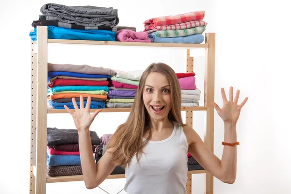 Junge Frau steht in der Nähe des Kleiderschranks — Stockfoto