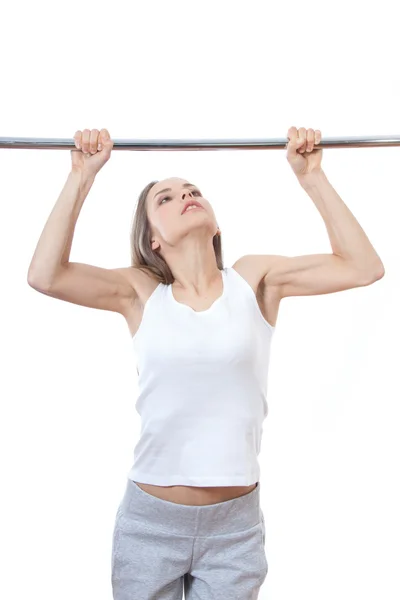 Mujer haciendo ejercicio en la barra de pull-up —  Fotos de Stock