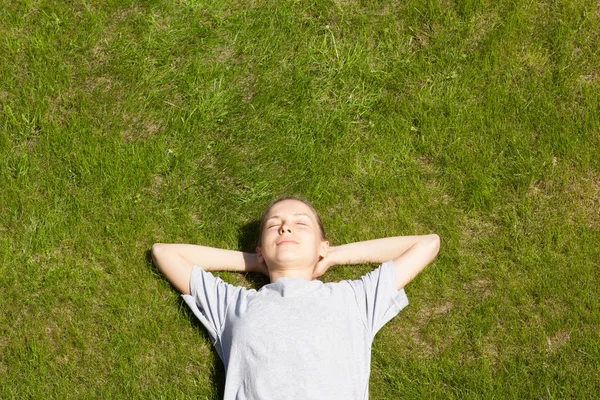 Jeune fille allongée sur l'herbe — Photo