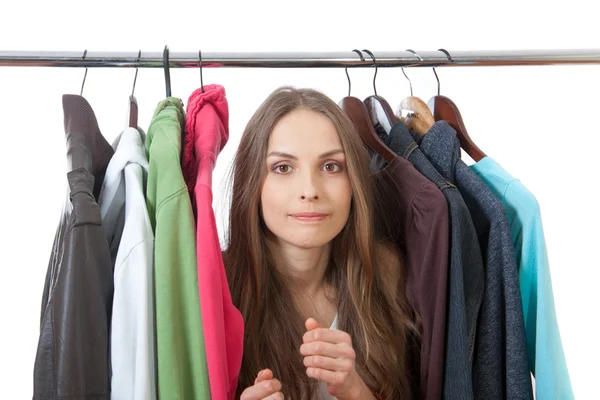 Jonge vrouw in de buurt van rack met hangers — Stockfoto