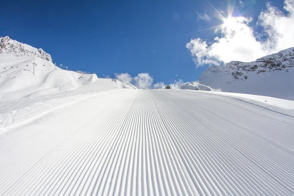 Piste de esqui perfeitamente preparado — Fotografia de Stock