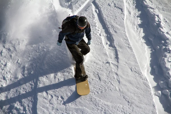 Snowboard freerider i bjergene - Stock-foto