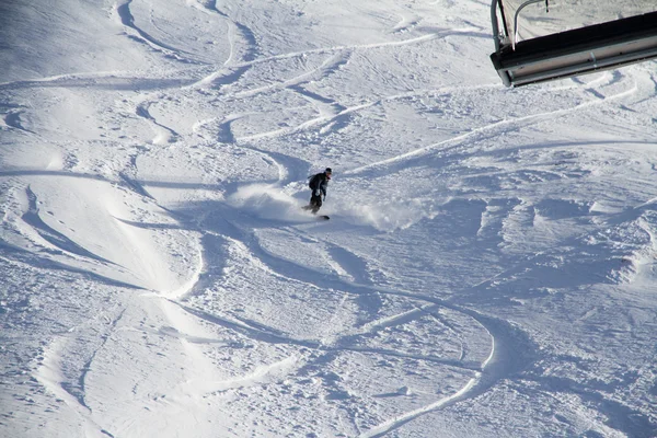 Snowboard freerider nas montanhas — Fotografia de Stock