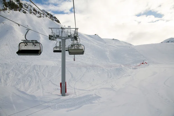 Sedačková lanovka v ski resort krasnaya polyana, Rusko — Stock fotografie